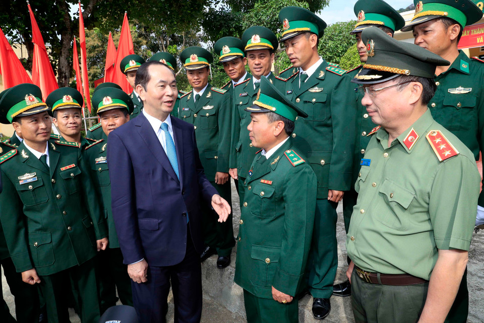 陈大光与若凯边防哨所干部与战士们。越通社记者 颜创 摄