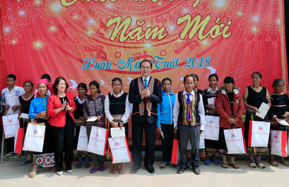 陈大光向当地贫困户赠送慰问品。越通社记者 颜创 摄