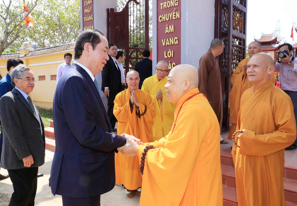 陈大光看望慰问越南佛教协会治事委员会副主席、昆嵩省佛教协会治事委员会主席释广捨。越通社记者 颜创 摄