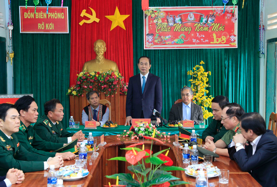 陈大光在与战士们见面时发表讲话。（图片来源：越通社）