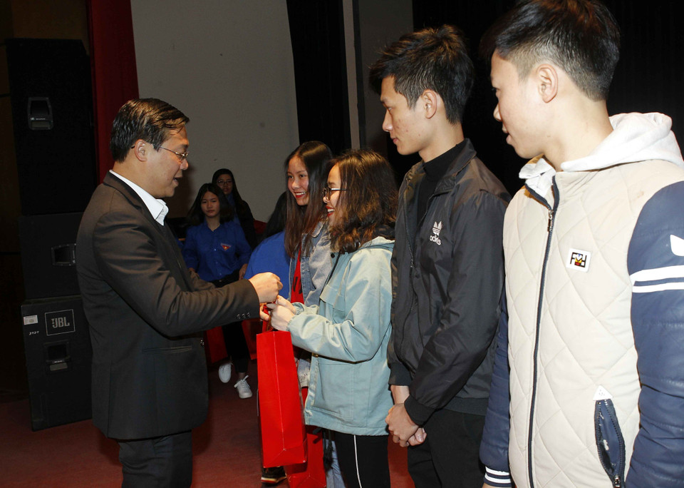 越南大学生协会领导代表向贫困学生赠送慰问品。越通社记者 文碟 摄