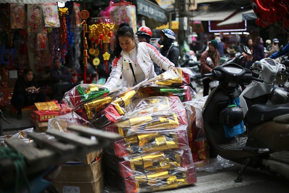 河内市居民到马行街购买奉灶王爷的用品。（图片来源：越通社)