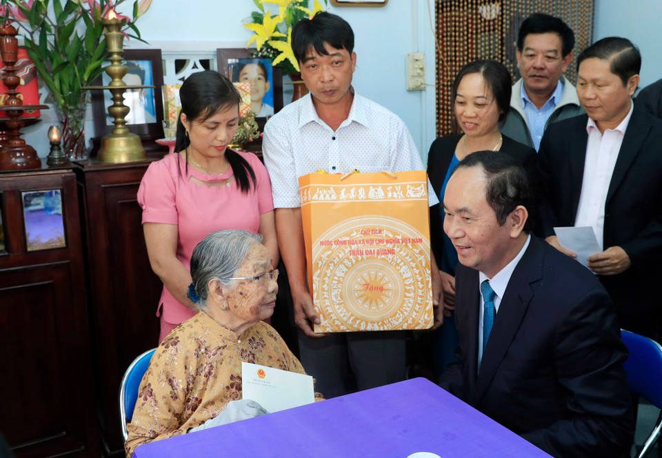 陈大光已看望慰问昆嵩市英雄母亲邓氏秋。越通社记者 颜创 摄