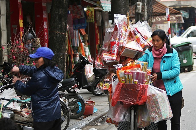 河内市大街小巷的小商小贩作了供奉灶王爷的用品小生意。（图片来源：越通社)
