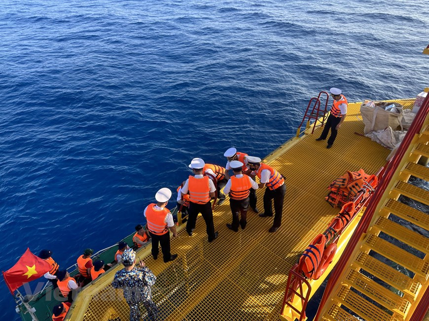 坚守钻井平台的士兵们凭借过硬的政治本领，敢于攻坚克难克的本领，圆满完成被交给的各项任务。图自Vietnam+