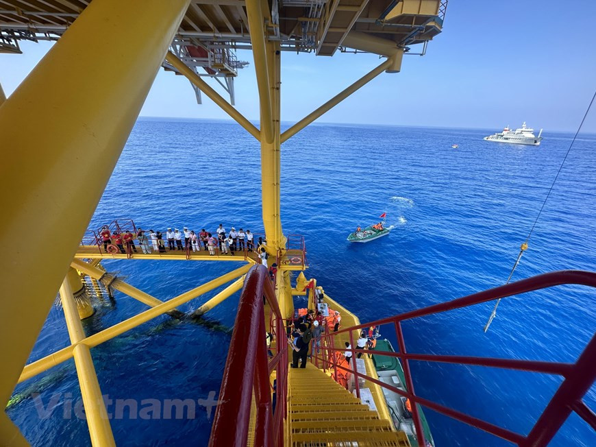 钻井平台上装有照明灯具，为渔船和船舶导航； 设立水文气象研究站；为渔民提供避风和救护救难服务...... 图自Vietnam+