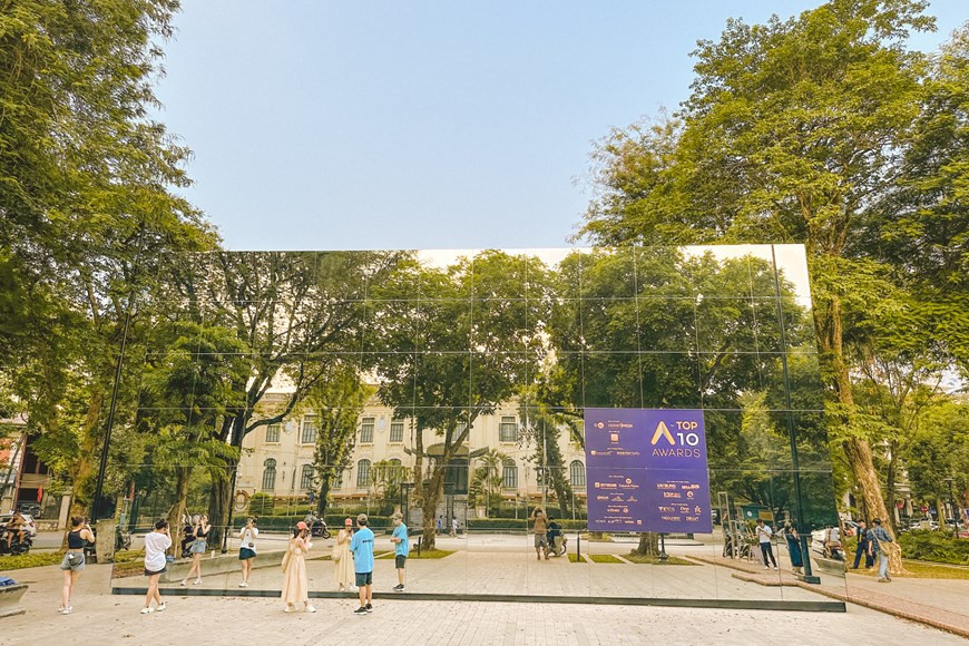 据组委会，巨型镜屋由钢架墙和巨型镜子构成，旨在带来特殊效应。图自 Vietnam+