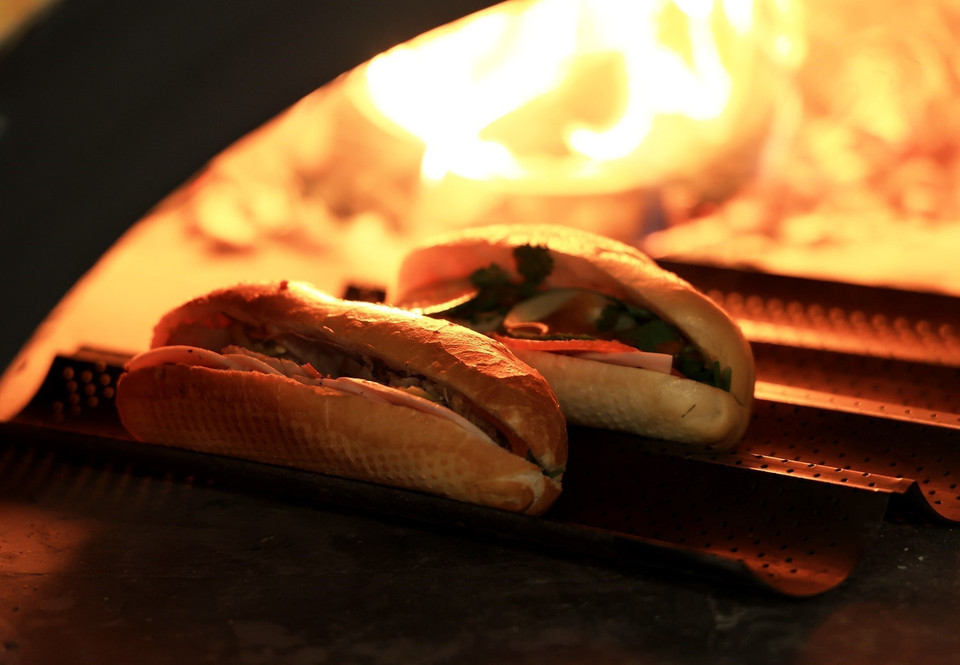 可以说，越南人随时随地都可以吃面包。因种类丰富，馅料因地而异、因时而变，既满足不同食客的口味需求，又让食客天天吃而不腻。图自Vietnam+