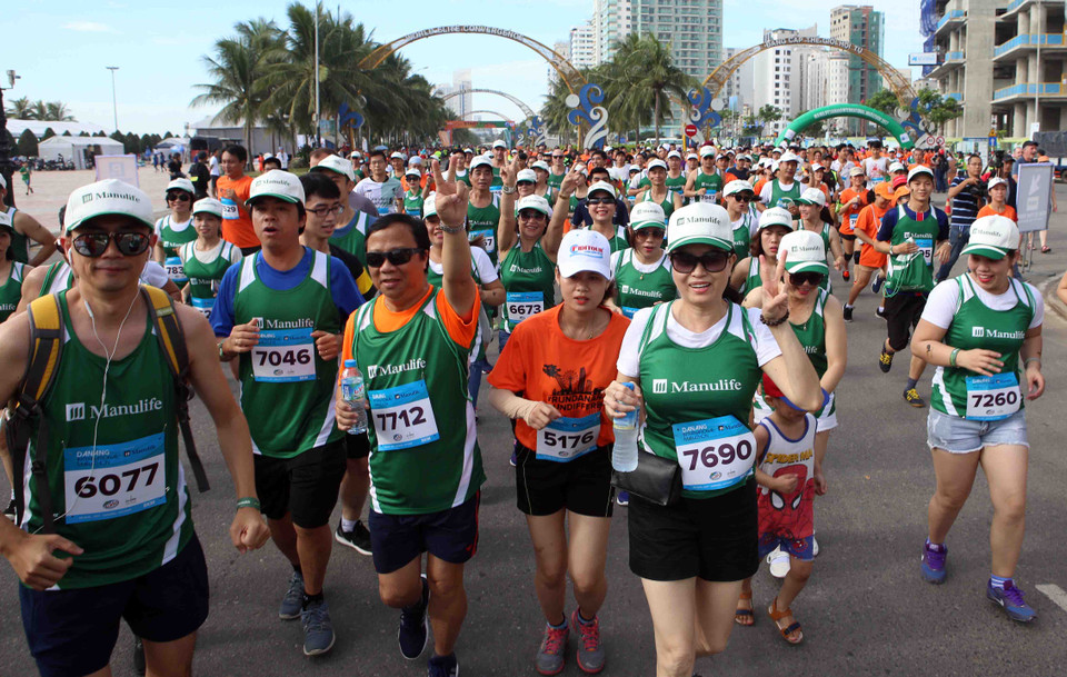参加此次岘港国际马拉松赛的选手们。（图片来源：越通社）