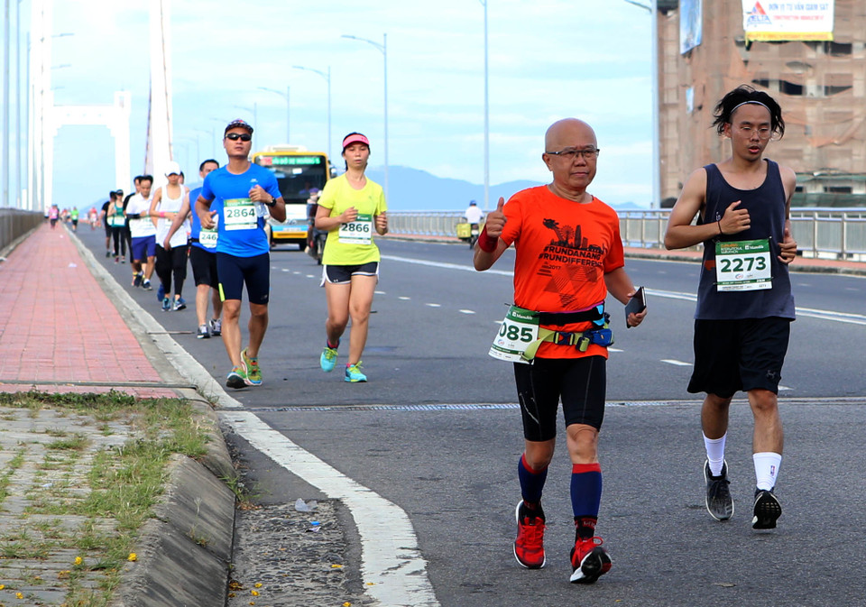 参加此次岘港国际马拉松赛的选手们。（图片来源：越通社）