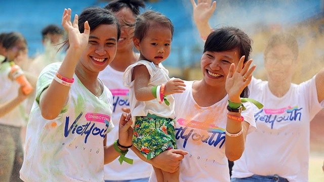 参加本次彩色跑活动的越南青年。（图片来源：人民报网）