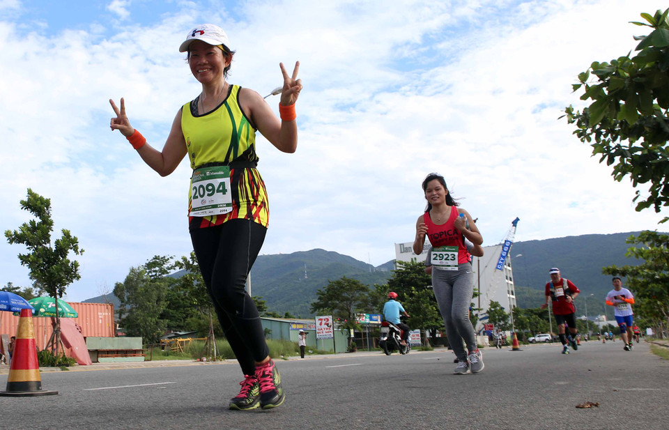 参加此次岘港国际马拉松赛的选手们。（图片来源：越通社）