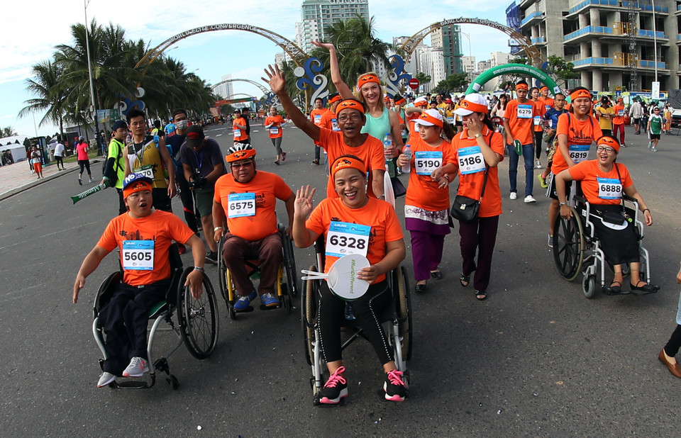 参加此次岘港国际马拉松赛的残疾运动员们。（图片来源：越通社）