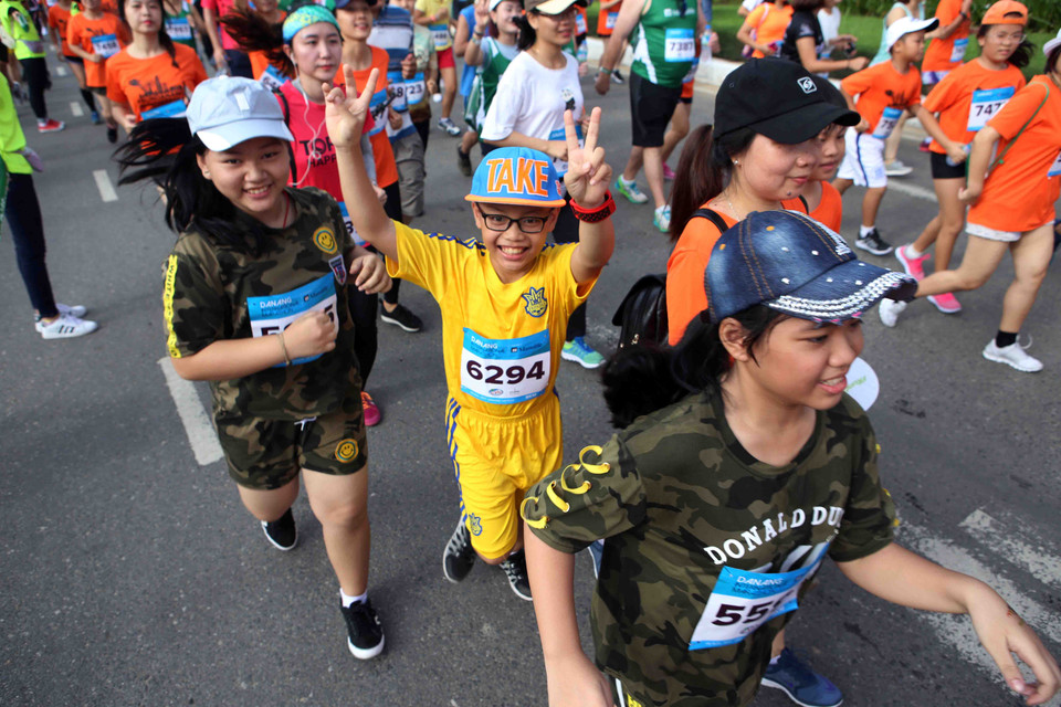 参加此次岘港国际马拉松赛的选手们。（图片来源：越通社）
