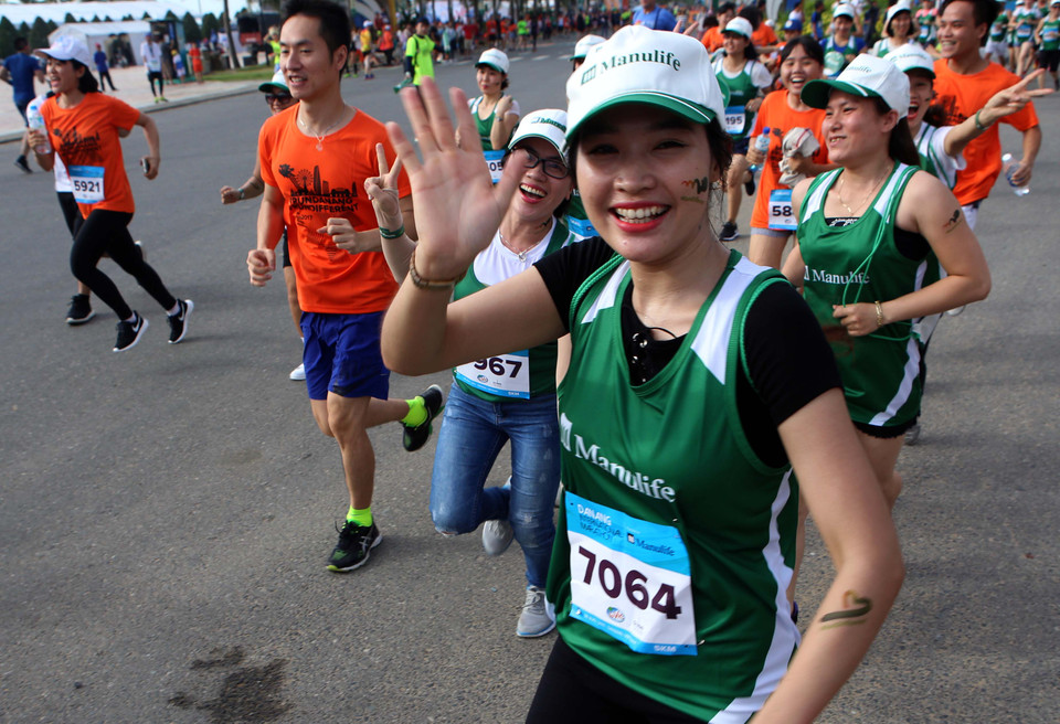 参加此次岘港国际马拉松赛的选手们。（图片来源：越通社）