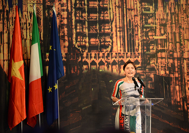 意大利驻越南大使穿着印有与意大利文化有关的图案的越南传统长衣。（图片来源：越南《人民报网》）