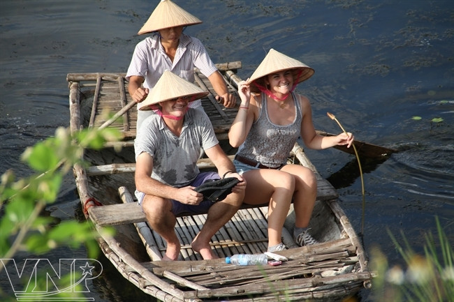 外国游客乘竹船参观云龙湿地自然保护区（图片来源：越通社）