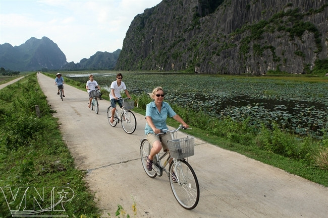 游客骑自行车观光游览云龙周围的乡村（图片来源：越通社）
