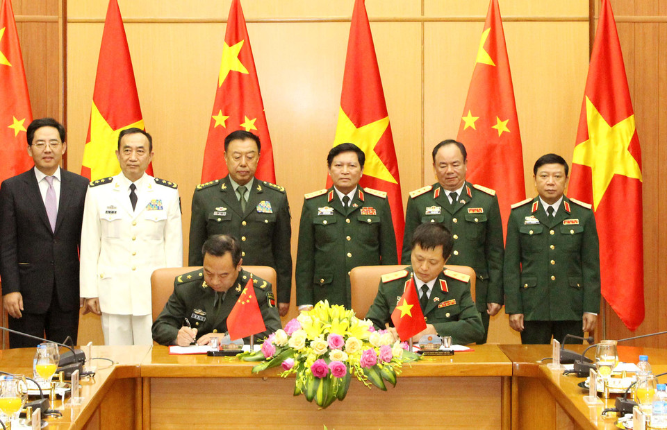 吴春历大将与范长龙上将见证越南国防部与中国国防部方有关教育培训领域的合作协议签署仪式。（图片来源：越通社）