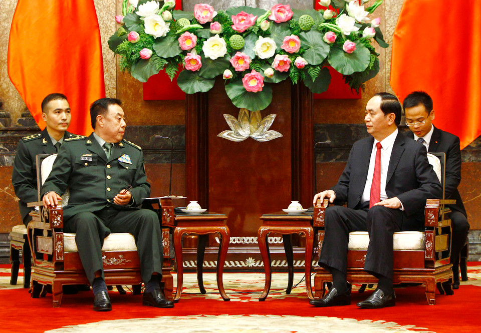 越南国家主席陈大光（右）会见中共中央政治局委员、中央军委副主席范长龙上将。（图片来源：越通社）