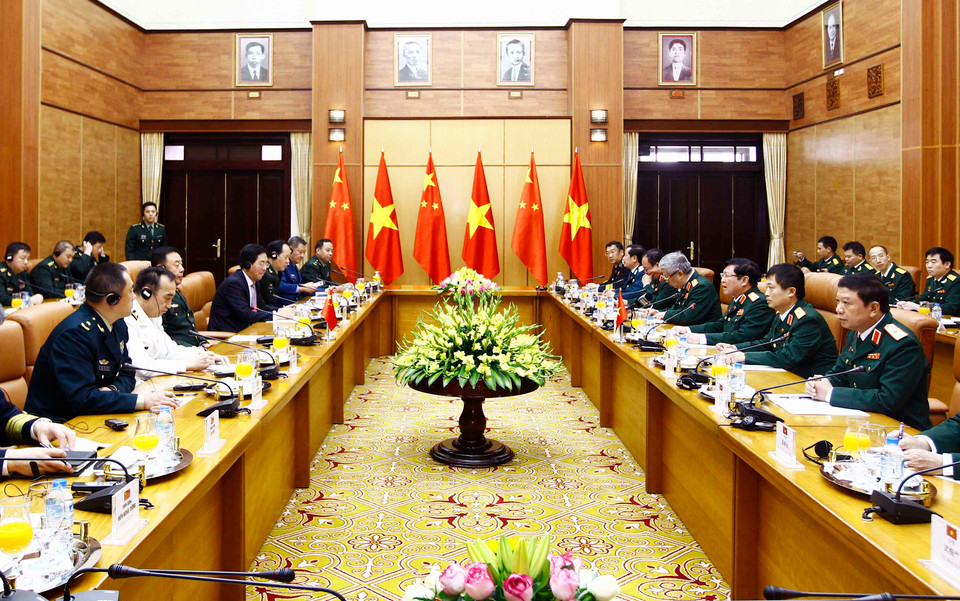 吴春历大将（右排）与范长龙上将举行会谈。（图片来源：越通社）