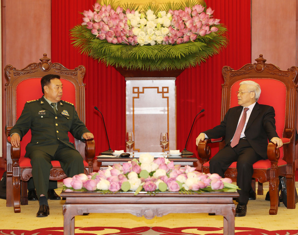 越共中央总书记阮富仲（右）会见中共中央政治局委员、中央军委副主席范长龙上将。（图片来源：越通社）