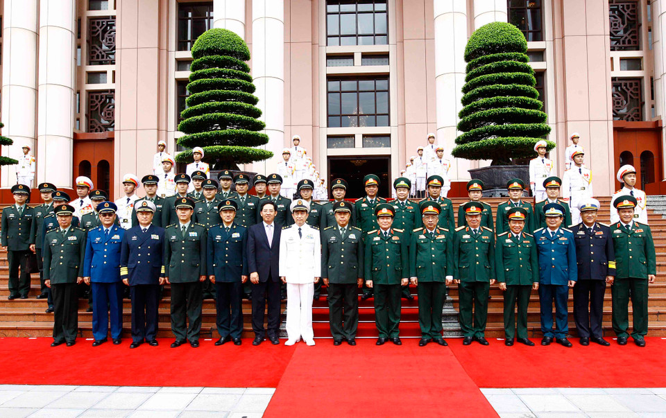 双方代表团合影。（图片来源：越通社）