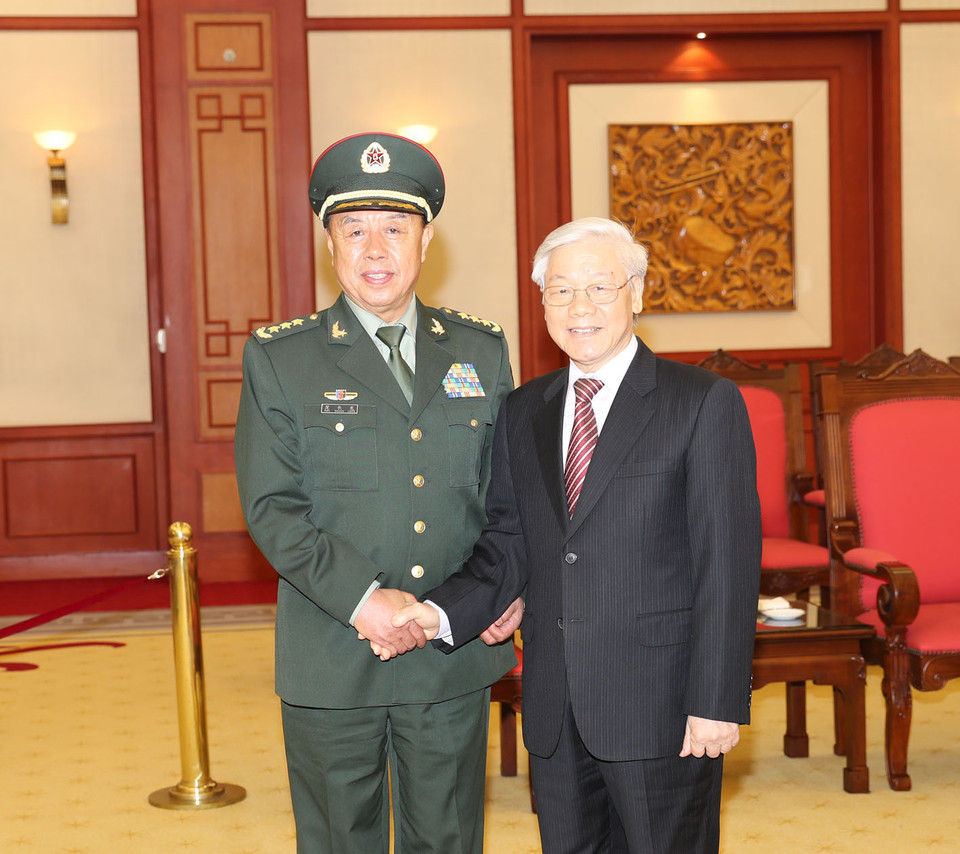 越共中央总书记阮富仲（右）会见中共中央政治局委员、中央军委副主席范长龙上将。（图片来源：越通社）