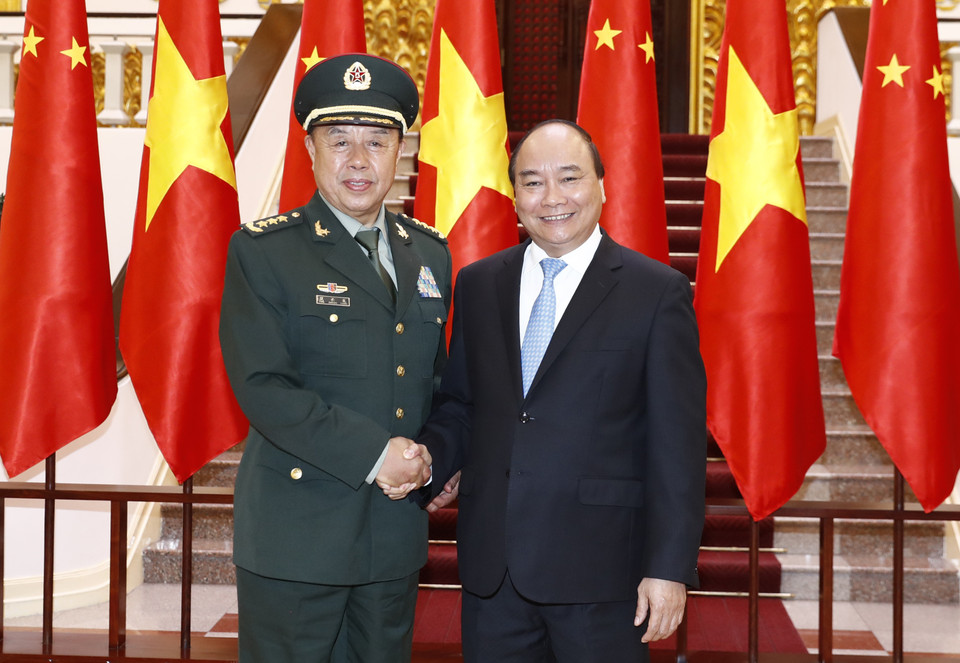 越南政府总理阮春福（右）会见中共中央政治局委员、中央军委副主席范长龙上将。（图片来源：越通社）
