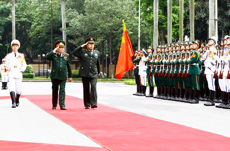 吴春历大将与范长龙上将检阅越南人民军对仪仗队。（图片来源：越通社）