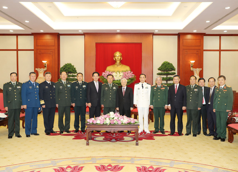 越共中央总书记阮富仲与中共中央政治局委员、中央军委副主席范长龙上将一行合影。（图片来源：越通社）
