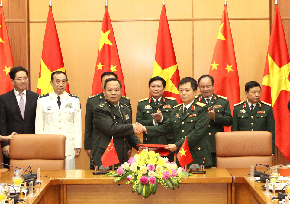 吴春历大将与范长龙上将见证越南国防部与中国国防部方有关教育培训领域的合作协议签署仪式。（图片来源：越通社）