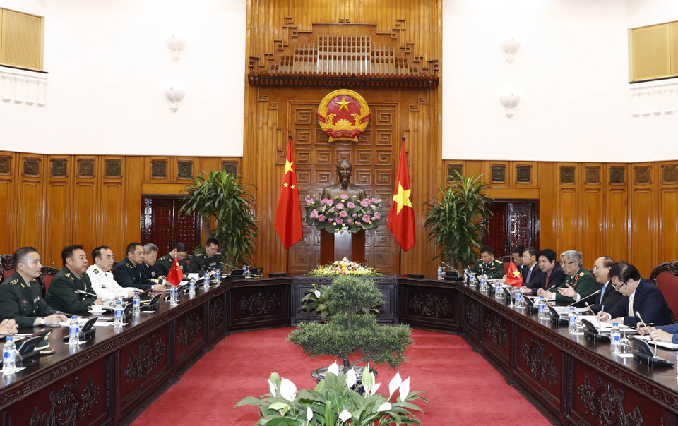 越南政府总理阮春福（右排）会见中共中央政治局委员、中央军委副主席范长龙上将。（图片来源：越通社）