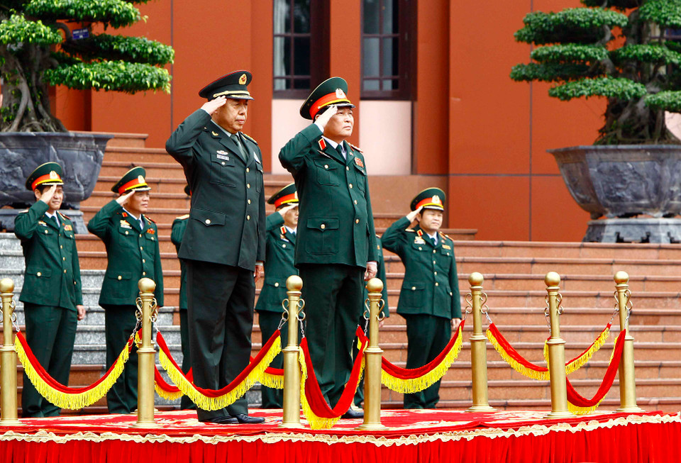 越共中央政治局委员、中央军委副书记、国防部部长吴春历大将在国防部总部主持仪式，欢迎范长龙上将一行访越。（图片来源：越通社）