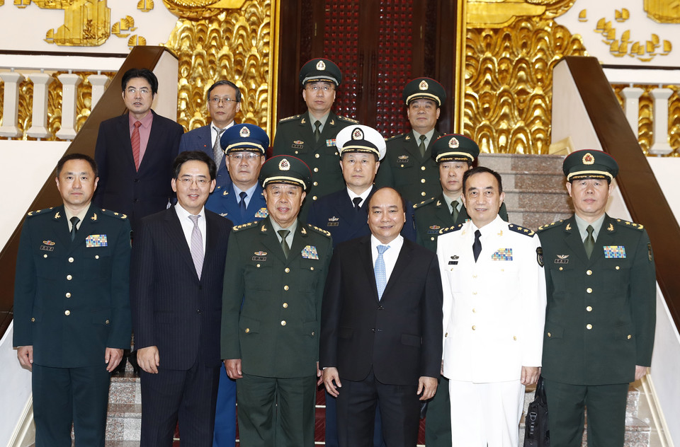 越南政府总理阮春福与中共中央政治局委员、中央军委副主席范长龙上将一行合影。（图片来源：越通社）