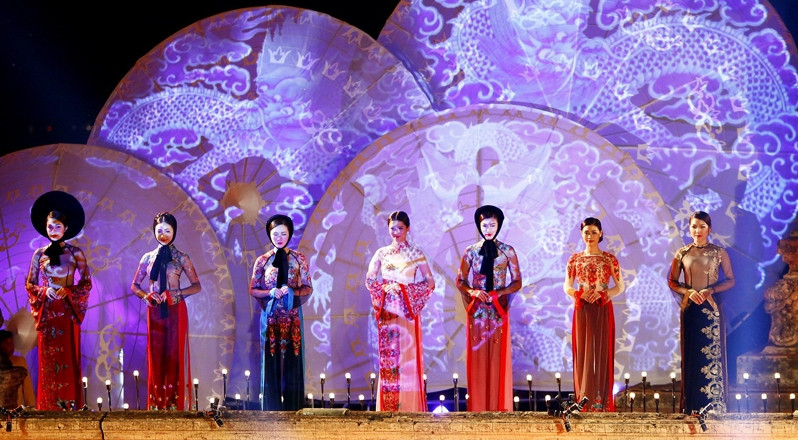 由德雄设计师设计的作品集《神圣之山》。（图片来源：人民报网）