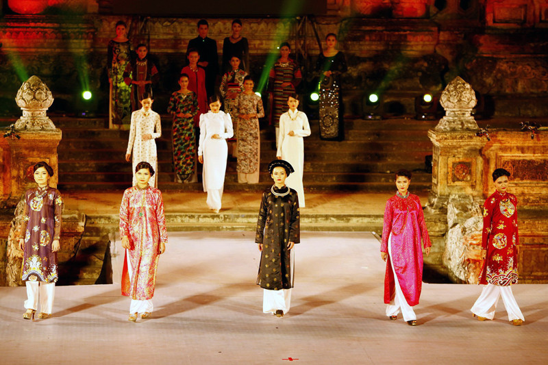 士皇设计师的作品《昔与今》。（图片来源：人民报网）