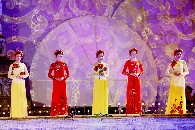 莲香设计师作品《东方权贵》。（图片来源：人民报网）