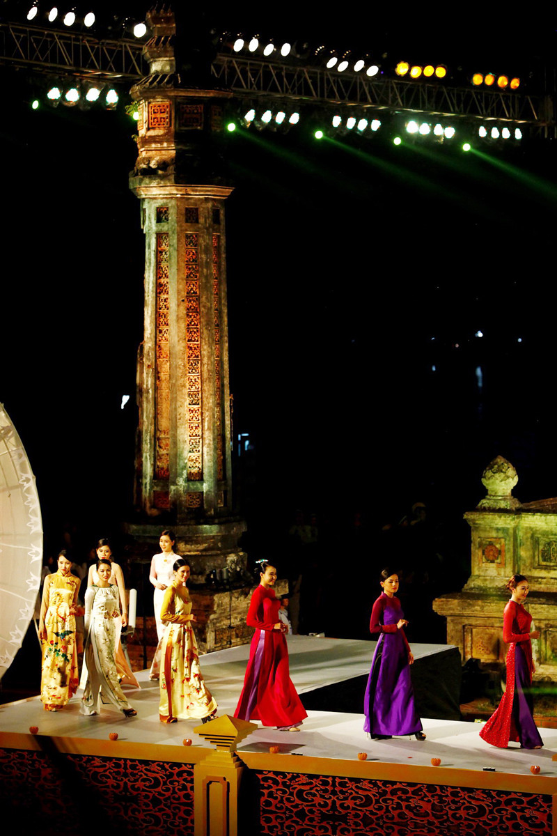 黎青芳作品《旧姿态》。（图片来源：人民报网）