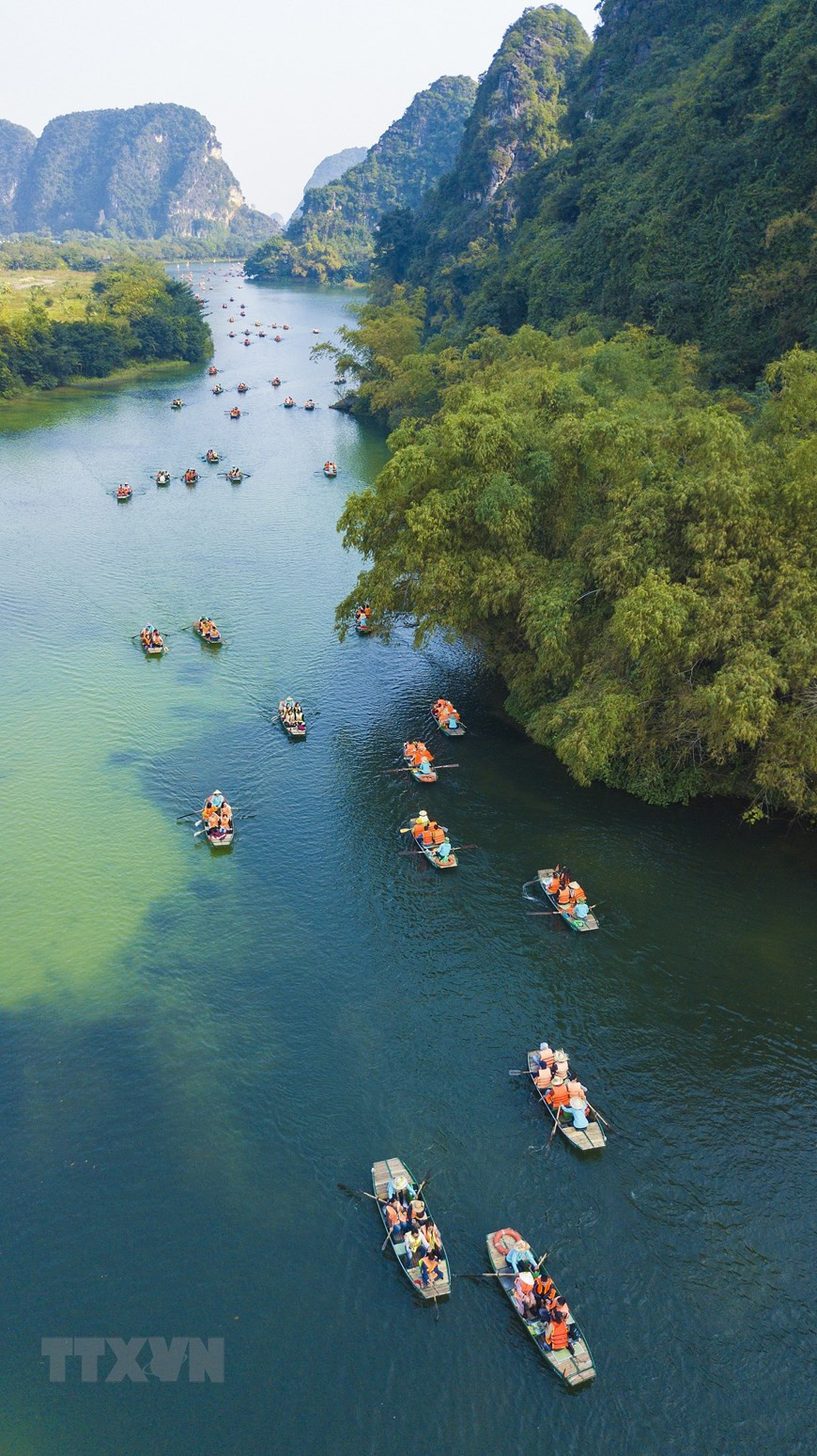 长安名胜群总面积约六千一百七十公顷，横跨宁平省华闾、嘉远、儒关、三叠和宁平市等县市。（图自：越通社）