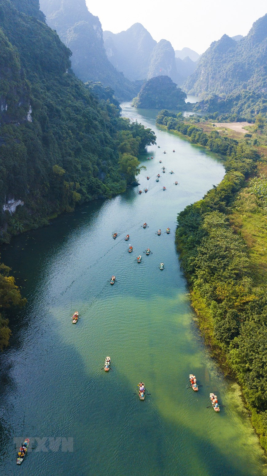 除了雄伟壮观的喀斯特地貌及流经山谷的河流和溪泉，长安还拥有丰富的原始植物生态系统、森林和湿地生态系统。（图自：越通社）