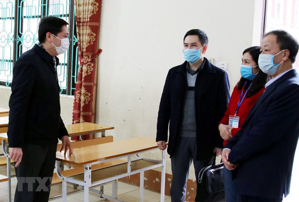 谅山省人民委员会副主席阮龙海在谅山省高录县某所学校检查防疫工作。（图自越通社）