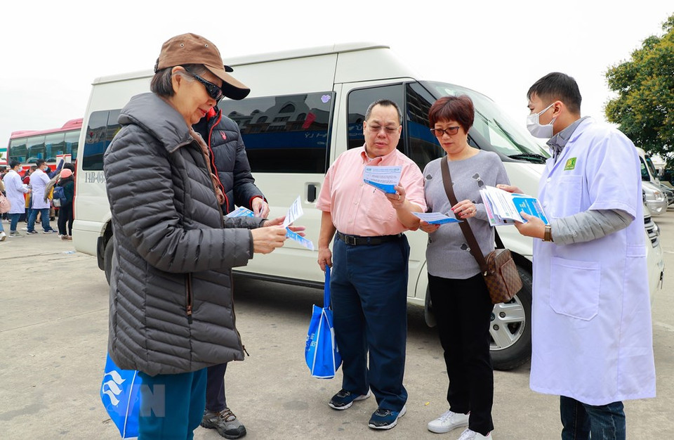 来到下龙湾游客都获取到有关预防新型肺炎的信息。（图自越通社）