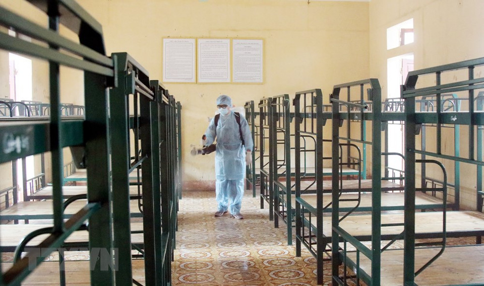 123号中团的清洁消毒工作（123号中团是接受入境越南的疑似患者并对他们进行隔离）。（图自越通社）