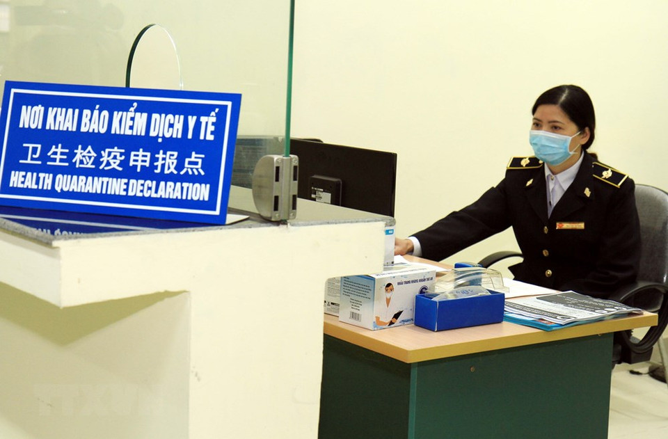 谅山省同登口岸的检疫人员在卫生检疫申报值班。（图自越通社）