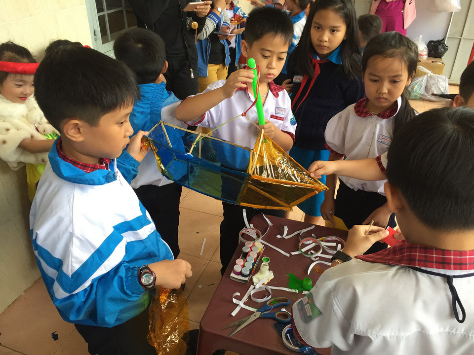 小孩子自制灯笼迎中秋。图自因特网