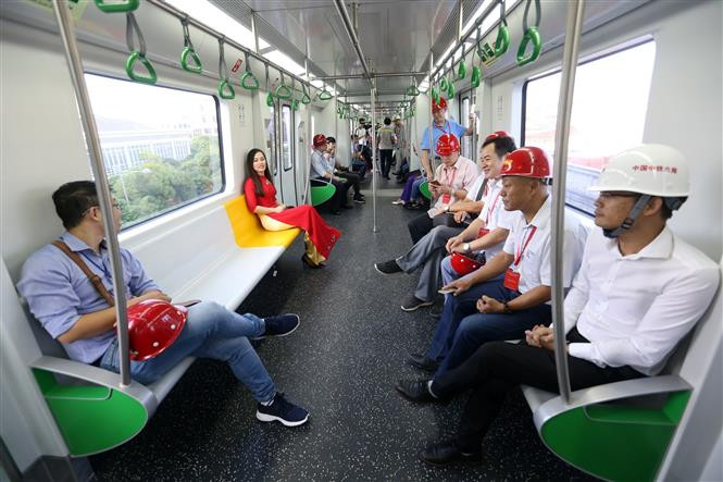 越南首都河内吉灵—河东线轻轨项目9月20日开始试运行。越南交通运输部、中国驻越南大使馆、参建企业等代表出席试运行仪式并试乘。越通社记者辉雄 摄