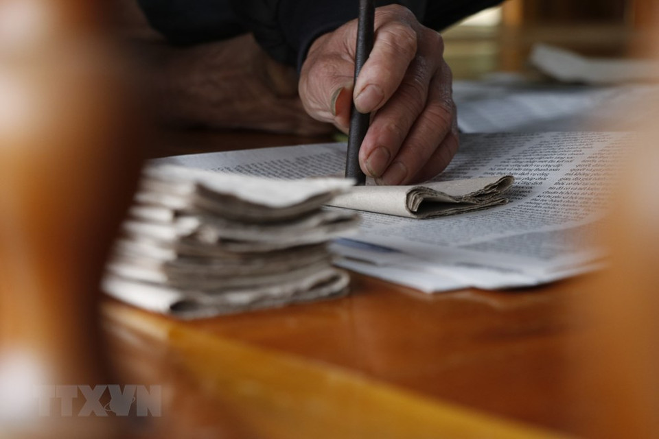 红瑶族人自己制作纸钱来祭拜祖先。越通社记者 俊英 摄