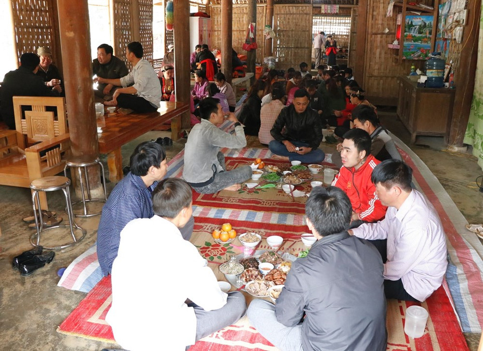 红瑶族从腊月25日开始过年，家族里兄弟姐妹会轮流在每个人家里过一天。越通社记者 俊英 摄