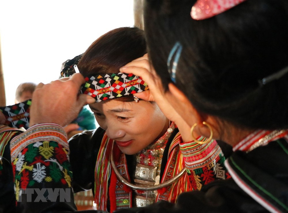 一家人整理传统服装，准备出门拜年。越通社记者 俊英 摄